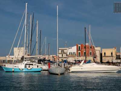 Il Circolo nautico "Il maestrale", nato nel 1982, si trova in prossimit� della massiccia torre di avvistamento che svetta sul porto di Santo Spirito, il quartiere pi� settentrionale della citt�